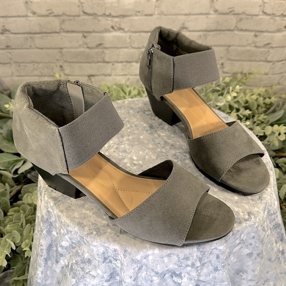 I ❤️ Comfort “Syla” Gray Faux Suede Open Toe Anklewrap Dress Sandals WMS 8M🩶GUC - Picture 11 of 11